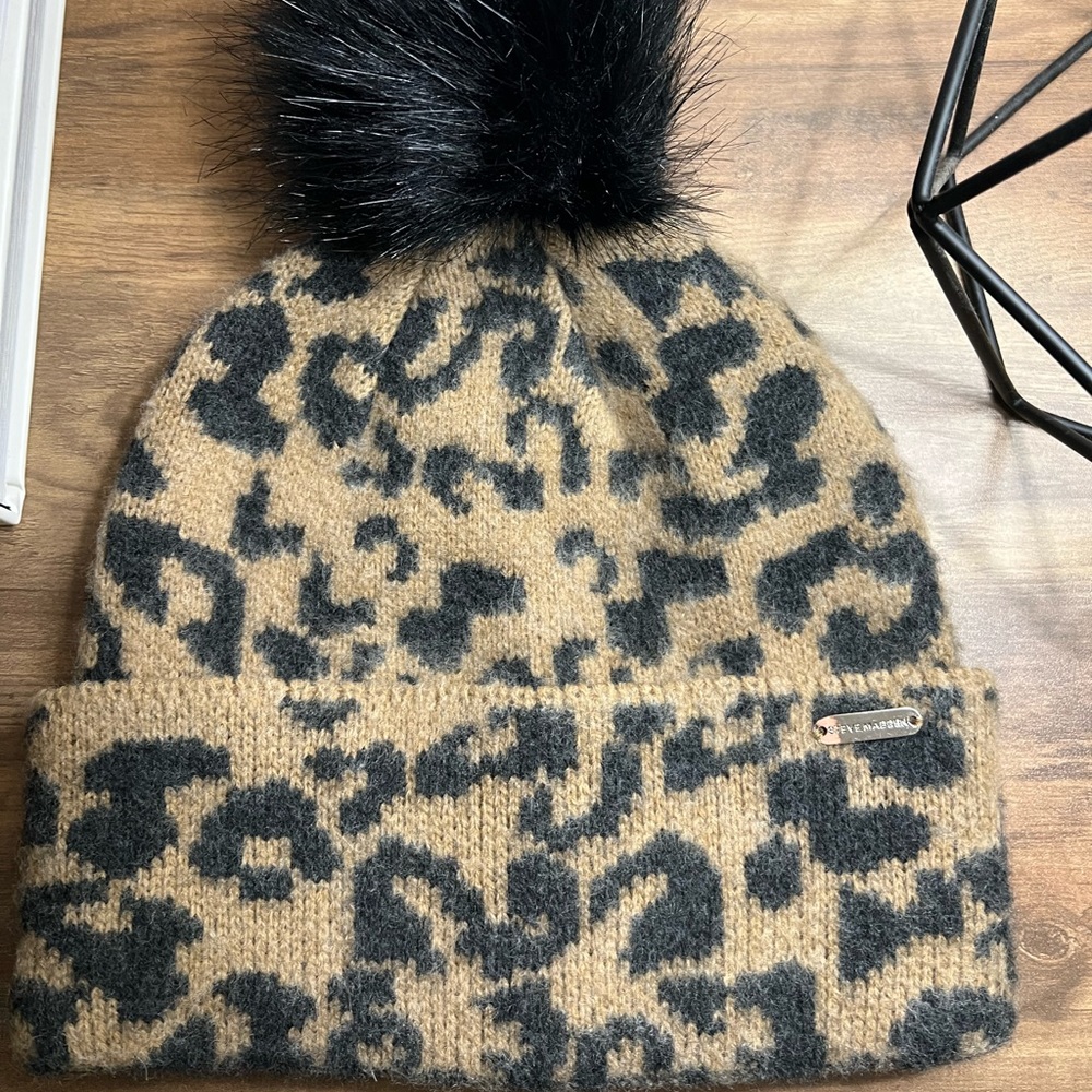 Steve Madden beanie /Pom Pom
